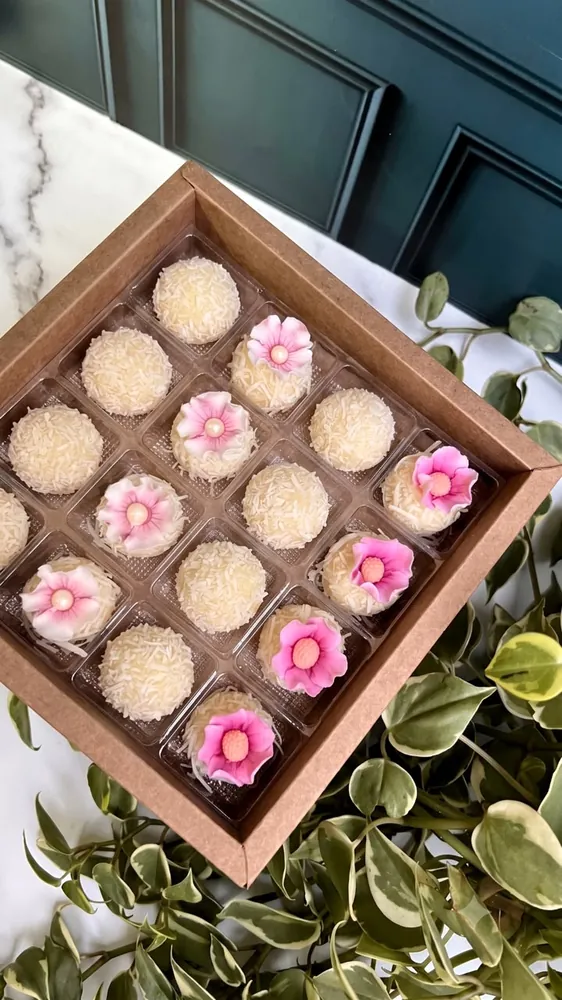 Caixa de doces finos com flores de açúcar